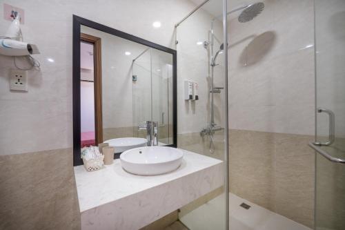 y baño con lavabo y ducha. en S HOTEL BEACH ĐÀ NẴNG, en Da Nang