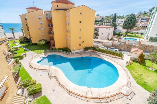 an overhead view of a swimming pool in front of a building at Rincón Playa, terraza y piscina in Rincón de la Victoria