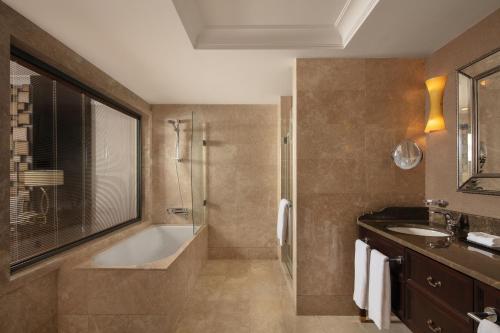 y baño con bañera, ducha y lavamanos. en Istanbul Marriott Hotel Pendik, en Estambul