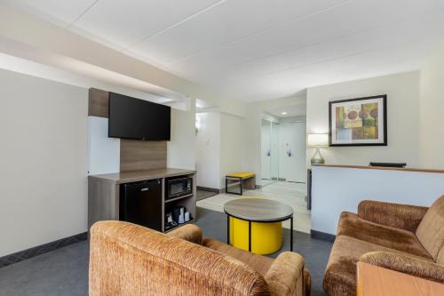 a living room with two couches and a table at Comfort Inn Herndon-Reston in Herndon