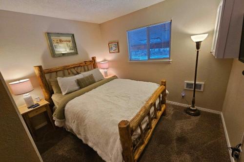 Un dormitorio con una cama y dos lámparas y una ventana. en Karro Kampos, en McCall