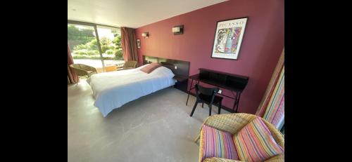 a bedroom with a bed and a desk with a computer at B&B - Villa des Remparts - Ardres proche Calais-St Omer-Dunkerque in Ardres