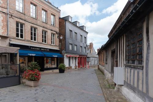 an empty street in an old town with buildings at Studio et appartements Sainte Catherine in Honfleur
