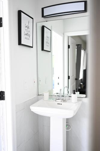 Home away from home close to parks - Pet Friendly photo 25
