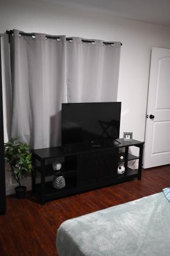 Home away from home close to parks - Pet Friendly photo 33