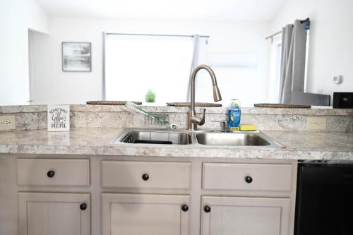 Home away from home close to parks - Pet Friendly photo 3