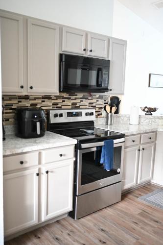Home away from home close to parks - Pet Friendly photo 37
