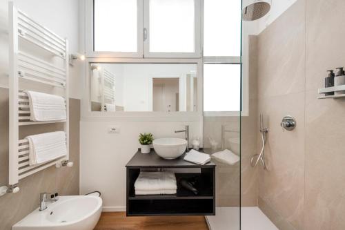 La salle de bains est pourvue d'un lavabo et d'un miroir. dans l'établissement BnButler - InBrera Suites - Giulianova, 1, à Milan