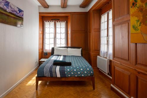 une chambre avec un lit dans une pièce dans l'établissement Le Grand Franciscain - centre historique, à Mulhouse