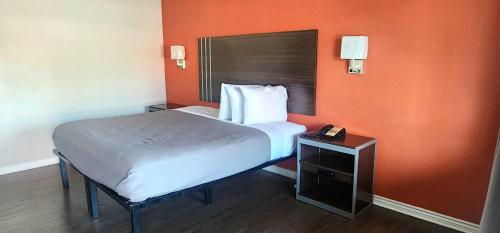 um quarto de hotel com uma cama e um telefone em Econo Inn Lackland AFB-Seaworld San Antonio em San Antonio