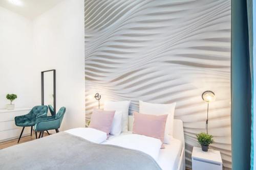 Un dormitorio con una cama blanca con almohadas rosas. en Full comfort, 4 bedrooms in the heart of the city, en Budapest