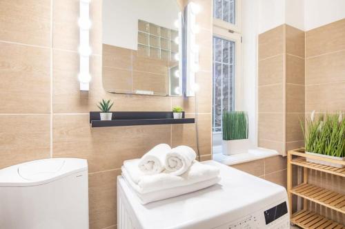 Un baño con inodoro y lavabo con toallas. en Full comfort, 4 bedrooms in the heart of the city, en Budapest