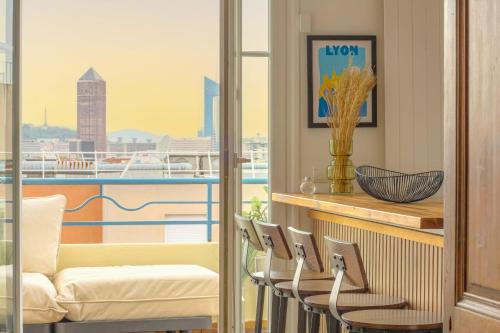 un balcon avec vue sur un navire dans l'établissement Charmant et Chaleureux avec garage privé, à Villeurbanne