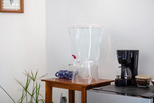 图卢姆Casa Colibrí Tankah的木桌上的一个搅拌机