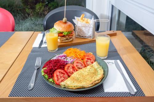 a plate of food with a sandwich and drinks on a table at Transamerica Fit Campinas in Campinas