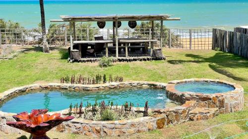 Swimmingpoolen hos eller tæt på Casa pé na areia em Caraíva