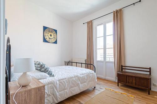 Schlafzimmer mit einem Bett und einem Fenster in der Unterkunft L'Atelier Pop, Beau T3, Quartier des Beaux Arts in Montpellier