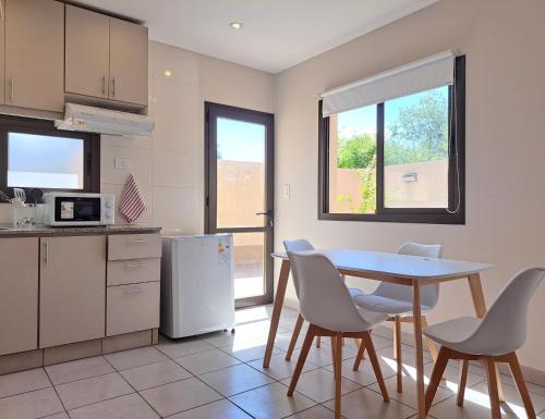 cocina con mesa y sillas en una habitación en Espectacular ubicación con terraza propia en Mendoza
