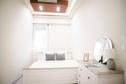 ブダペストにあるNew luxury apartment in the center with A/Cのベッドルーム1室(鏡付きベッド1台、ドレッサー付)