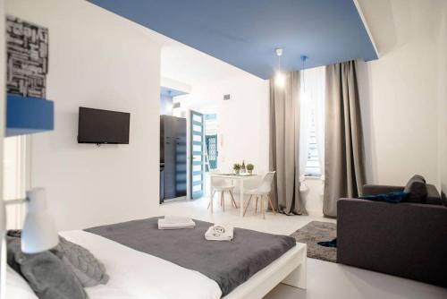 ブダペストにあるCute, new and modern apartment in the centerのベッドルーム1室(ベッド1台付)、リビングルームが備わります。