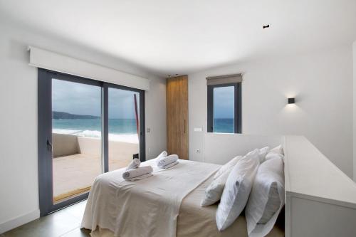 1 dormitorio con 1 cama y vistas al océano en Casa Lua, en Santa María de Guía de Gran Canaria