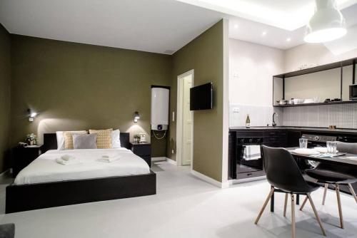 ブダペストにあるCute, new and stylish apartment in the centerのベッドルーム1室(ベッド1台、テーブル、椅子付)