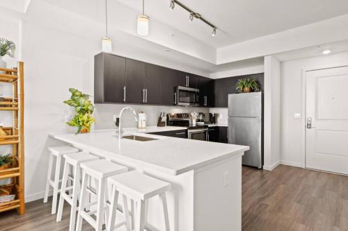 A kitchen or kitchenette at Stylish Urban Retreat Steps from Lake Eola