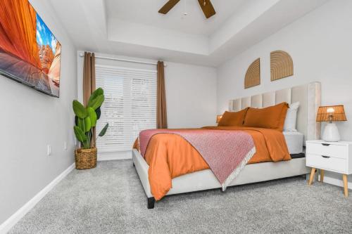 ein weißes Schlafzimmer mit einem Bett und einem Fenster in der Unterkunft Cozy retreat getaway Family-sized By Lake Eola in Orlando