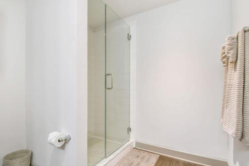um chuveiro com uma porta de vidro na casa de banho em The perfect gateway with magical views in DT ORL em Orlando