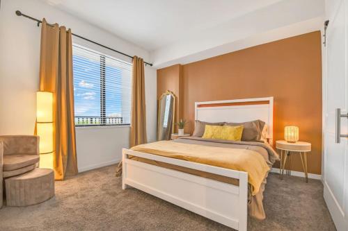 a bedroom with a large bed and a large window at Trendy Gateway by Lake Eola Free Parking in Orlando
