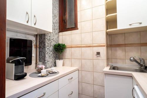 eine Küche mit einer Spüle und einer Arbeitsplatte in der Unterkunft Convenient apartment in the heart of downtown in Budapest