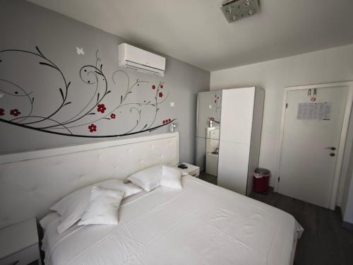Postel nebo postele na pokoji v ubytování Nirvana Rooms & Apartments