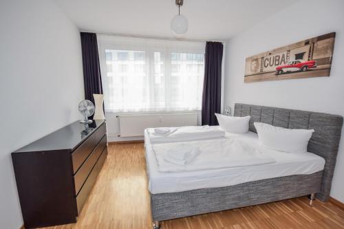 1 dormitorio con cama, escritorio y ventana en Apartment Isabella, en Berlín