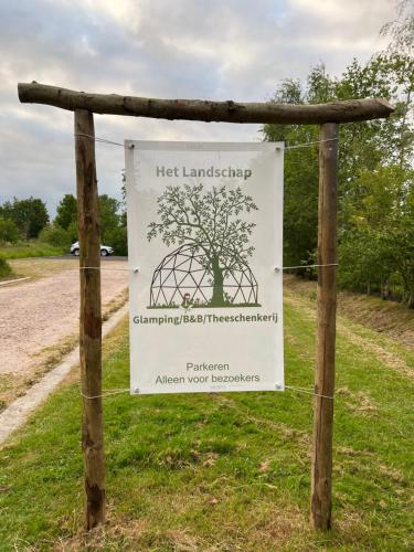 un signo de un cambio de paisaje izquierdo en la treeoquímica en Back to Nature en Boelenslaan