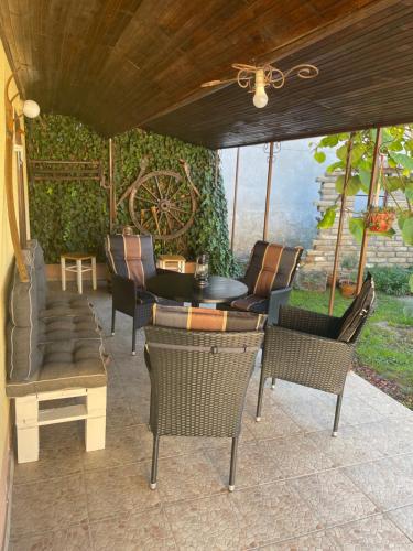 un patio con sedie, tavolo e sedie di Kuća na selu ANNA a Feketitsch