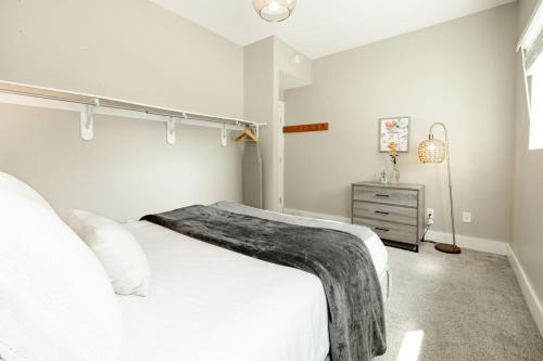 Katil atau katil-katil dalam bilik di Explore OTR from a Parkside Condo - Walk to ALL