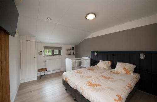 a bedroom with a large bed in a room at Hotel Lamperse Hei in Wanroij