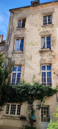 un edificio con un cartel en el costado en Studio avec wifi a Chateau Thierry en Château-Thierry
