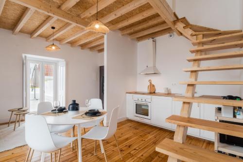 - une cuisine avec une table blanche et des chaises blanches dans l'établissement Setubal Terrace apartments, à Setúbal