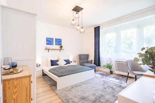 - une chambre avec un lit et un salon dans l'établissement Cozy Home - Close to River - Easy Parking, à Budapest