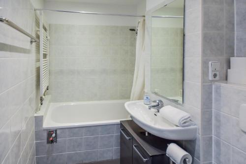 a bathroom with a sink and a bath tub at Apartment Centro in Berlin