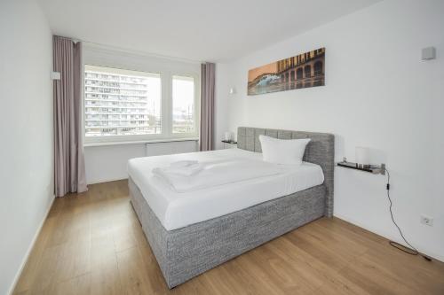 Habitación blanca con cama y ventana en Apartment Centro en Berlín
