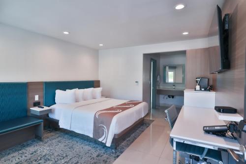 Habitación de hotel con cama grande y baño. en Hotel Miramar, en San Clemente