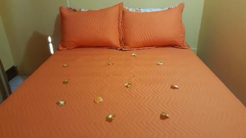 Una cama con un montón de bichos. en Faith & Peace Guest House en Fontenoy