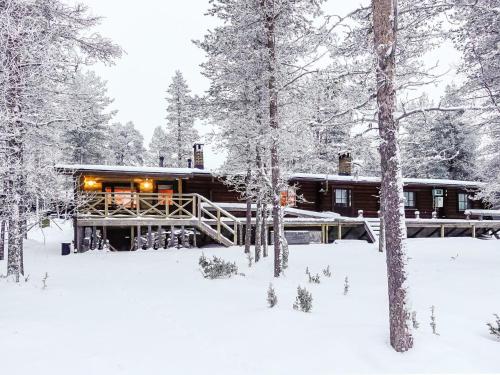 uma cabana de madeira na neve com árvores em Holiday Home Vahtamantie 8 b by Interhome em Saariselka