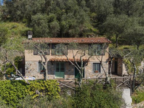 MontemagnoにあるHoliday Home La Capannella by Interhomeの丘の脇の古石造りの家