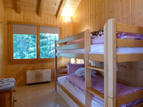 a bunk bed room with two bunk beds in a cabin at Holiday Home Chalet Guldeli by Interhome in Kandergrund