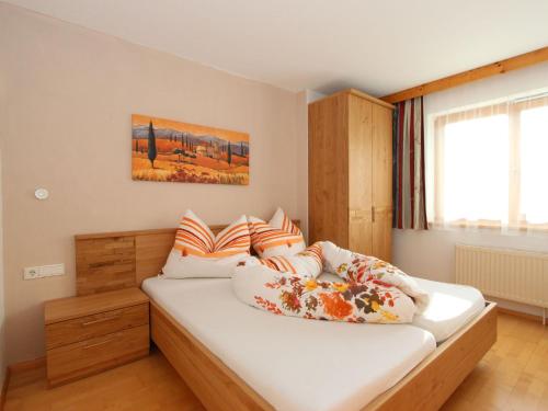 KapfingにあるApartment Gasteighof-6 by Interhomeのベッドルーム(大きな白いベッド、枕付)