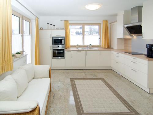 ラムサウ・イム・ツィラータールにあるHoliday Home Schiestl - MHO753 by Interhomeのリビングルーム(白いソファ付)、キッチンが備わります。