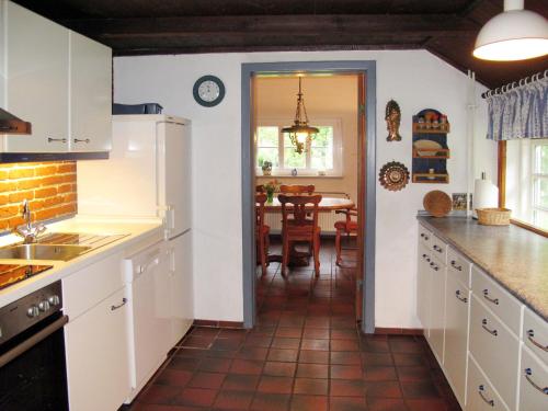 OberndorfにあるHoliday Home Hennevelt by Interhomeの白いキャビネット付きのキッチン、ダイニングルーム